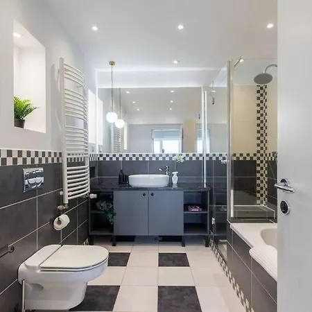 Superb River Views 1br + Parking * Boekarest