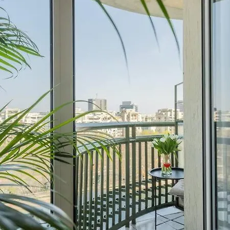 Superb River Views 1br + Parking Boekarest