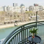 Superb River Views 1br + Parking 布加勒斯特