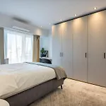 Superb River Views 1br + Parking *