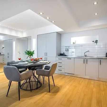 Superb River Views 1br + Parking Apartament *