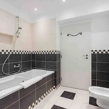 Superb River Views 1br + Parking *