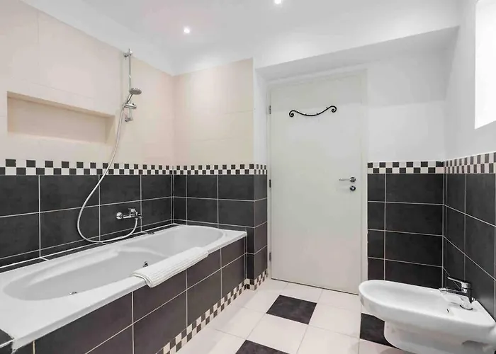 Superb River Views 1br + Parking *