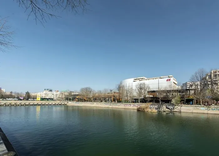 Superb River Views 1br + Parking *