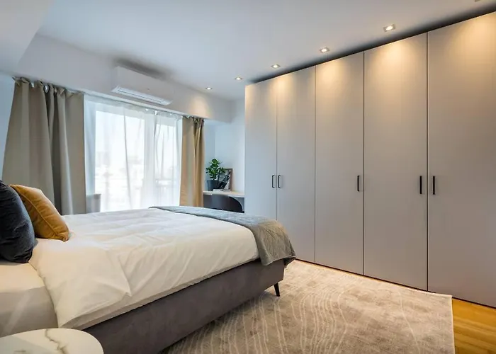 Superb River Views 1br + Parking *