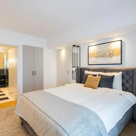 Superb River Views 1br + Parking Апартаменти *