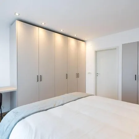 Superb River Views 1br + Parking Апартаменты Бухарест