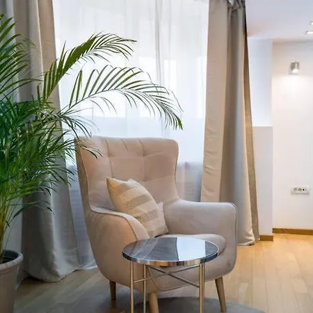 Superb River Views 1br + Parking Апартаменты Бухарест