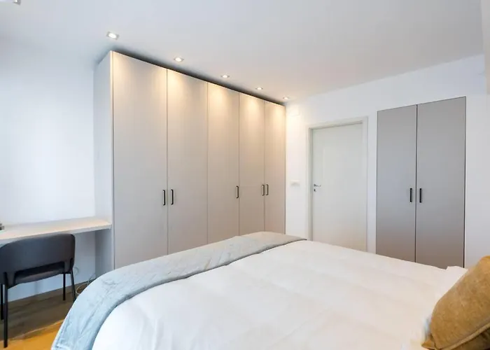 Superb River Views 1br + Parking Апартаменти Бухарест