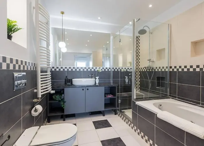 Superb River Views 1br + Parking Апартаменти *