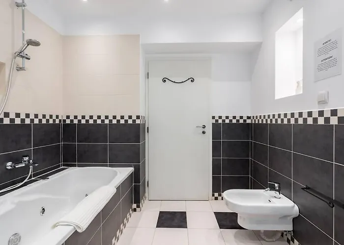 Апартаменти Superb River Views 1br + Parking *