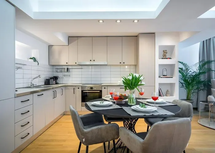 Superb River Views 1br + Parking Апартаменти Бухарест