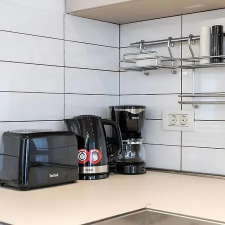 Superb River Views 1br + Parking Appartement