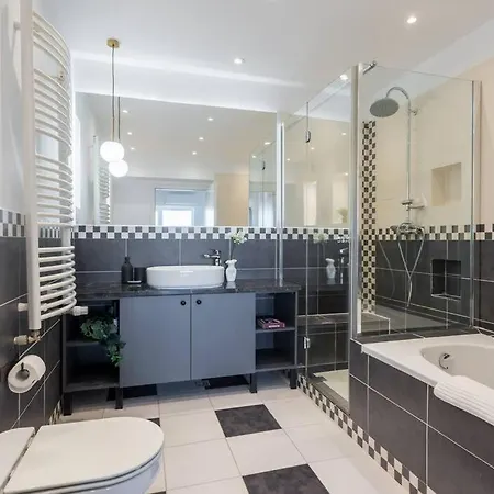 Superb River Views 1br + Parking Appartement *